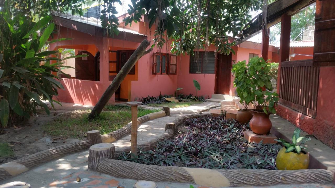 Big Milly'S Backyard Hotell Kokrobite Exteriör bild